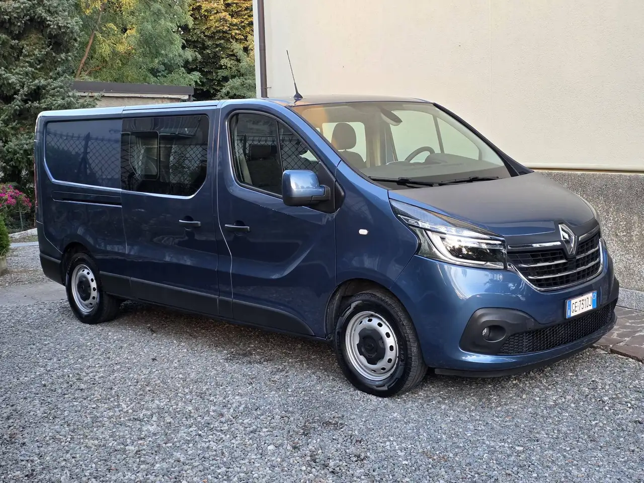 Renault Trafic 6 posti passo lungo — photo 1 of 14