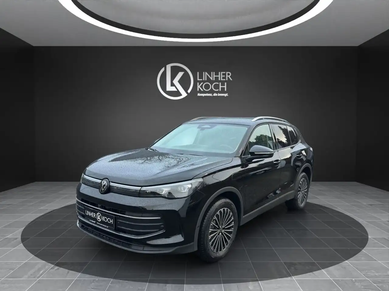 Volkswagen Tiguan Friends eHybrid ''IQLIGHTS+AHK+HARMAN+SHZ'' — photo 1 of 15