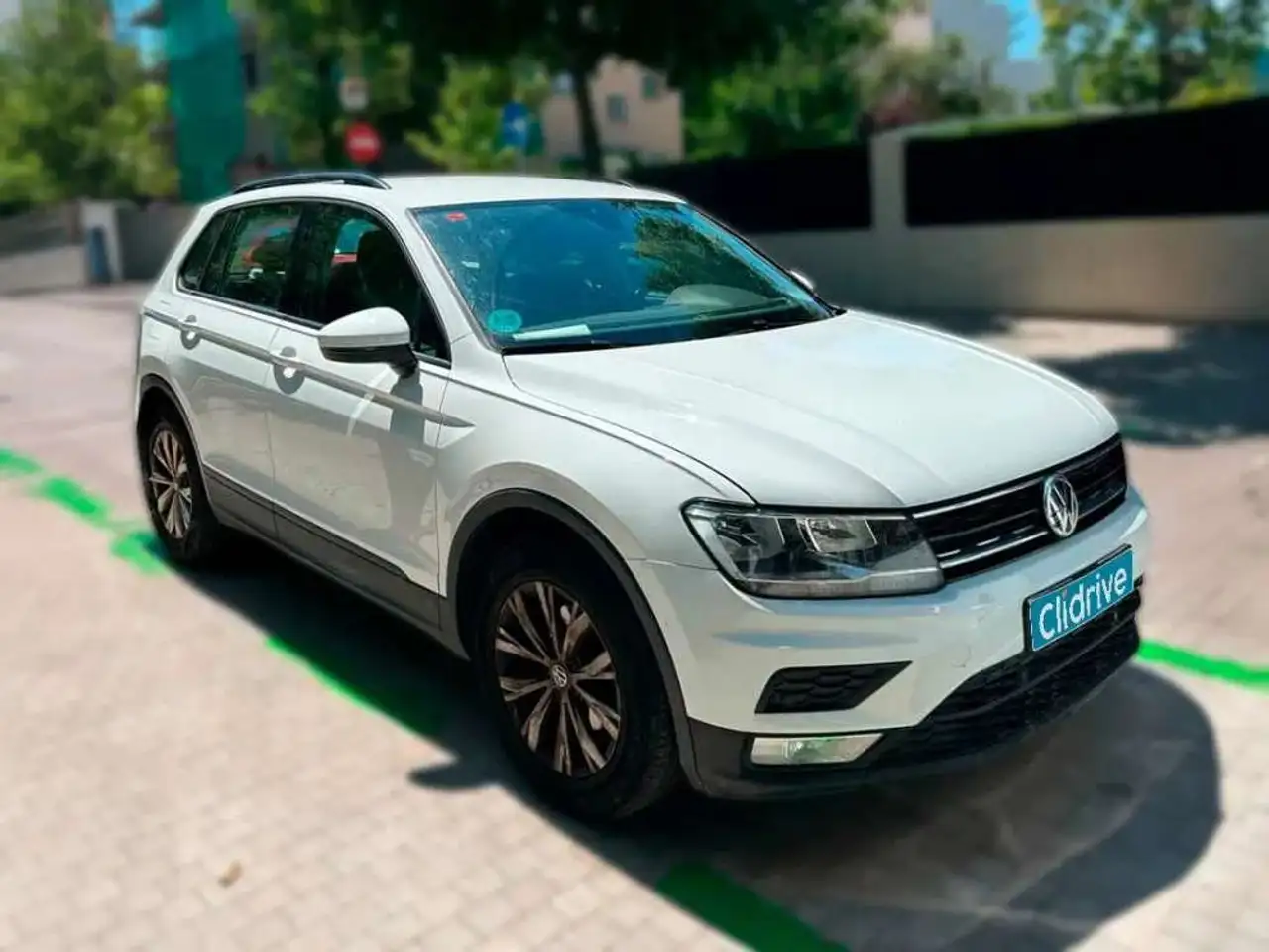 Volkswagen Tiguan 2.0TDI Black & White 110kW — photo 1 of 15