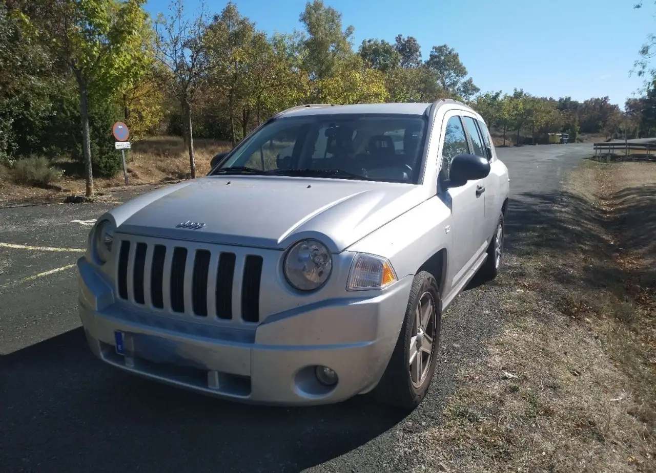 Jeep Compass 2.0CRD Sport — photo 1 of 14