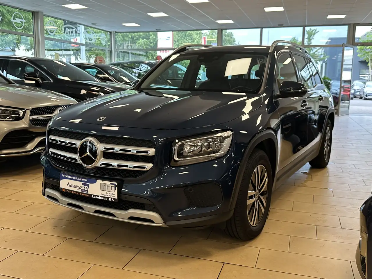 Mercedes-Benz GLB 200 4Matic*ACC*AHK*Cam*1Hand*Tempo*Teilleder — photo 1 of 15