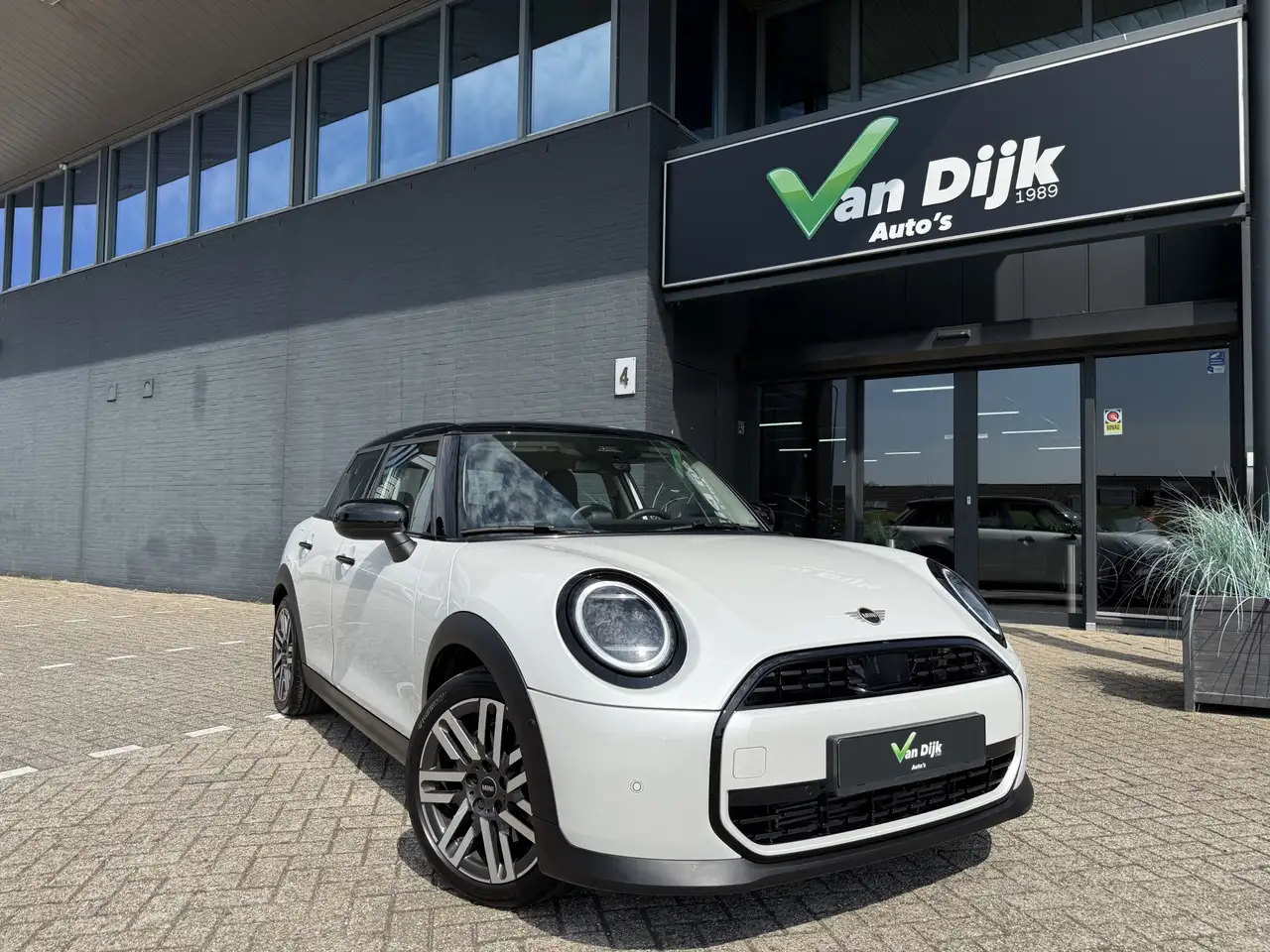MINI Cooper C 5-Deurs 1.5 Classic S Navi Camera Pdc Head-Up Alar — photo 1 of 26