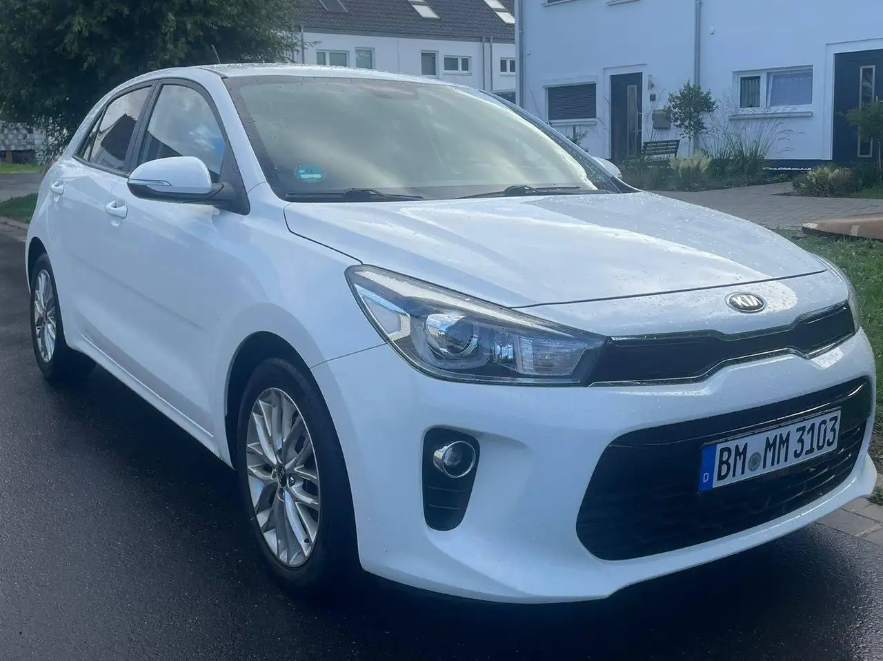 Kia Rio Rio 1.0 T-GDI Dream-Team Edition — photo 1 of 15