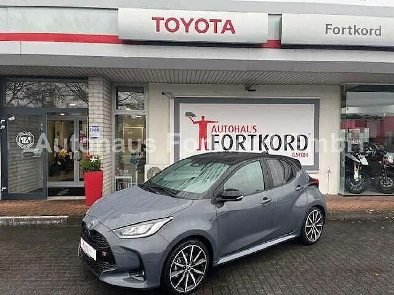Toyota Yaris 1.5 Hybrid GR Sport - NAVI, LED, PDC, SZ ... - — photo 1 of 22