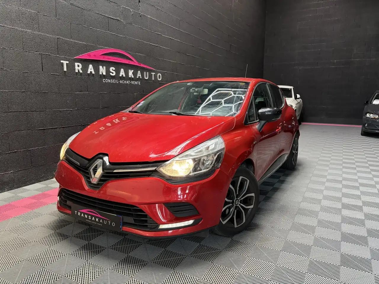 Renault Clio 0.9TCE 90 LIMITED PREMIERE MAIN — photo 1 of 39