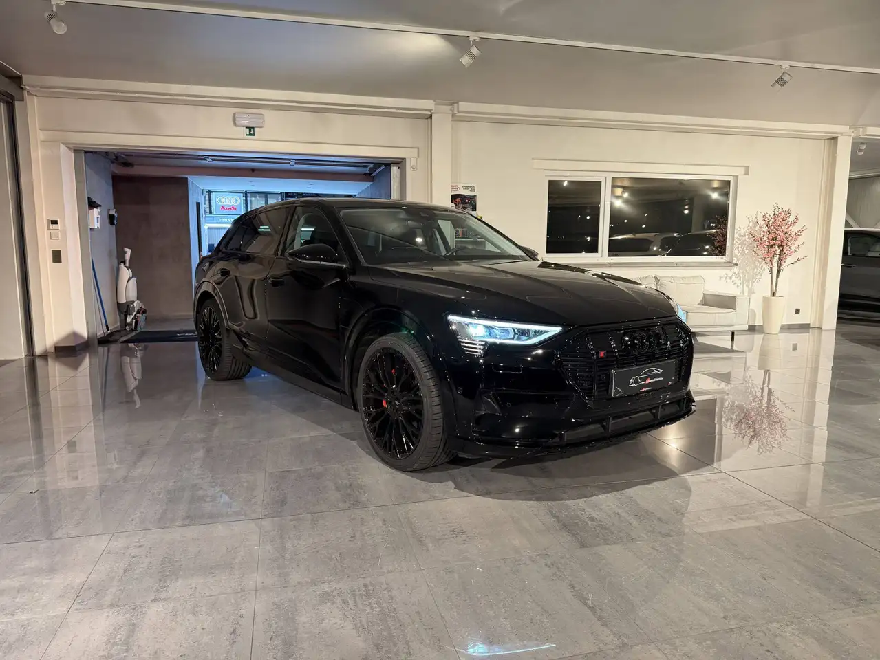 Audi Q8 e-tron 55 QUATTRO 408PK * BLACK PACK * LED * CAMERA * S-LINE * 22" * TREKHAAK * LEDER * ACC * LUCHTVERING * — photo 1 of 15