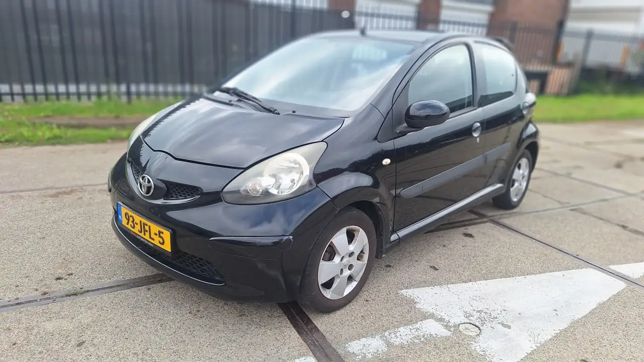 Toyota Aygo 1.0-12V — photo 1 of 8