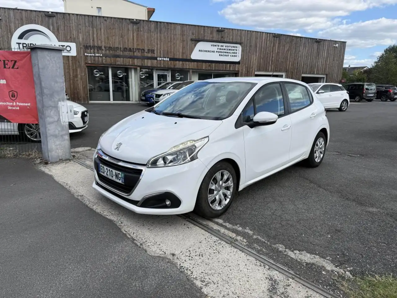 Peugeot 208 1.6 BlueHDi - 100 Allure gps + clim + Radar AR — photo 1 of 15