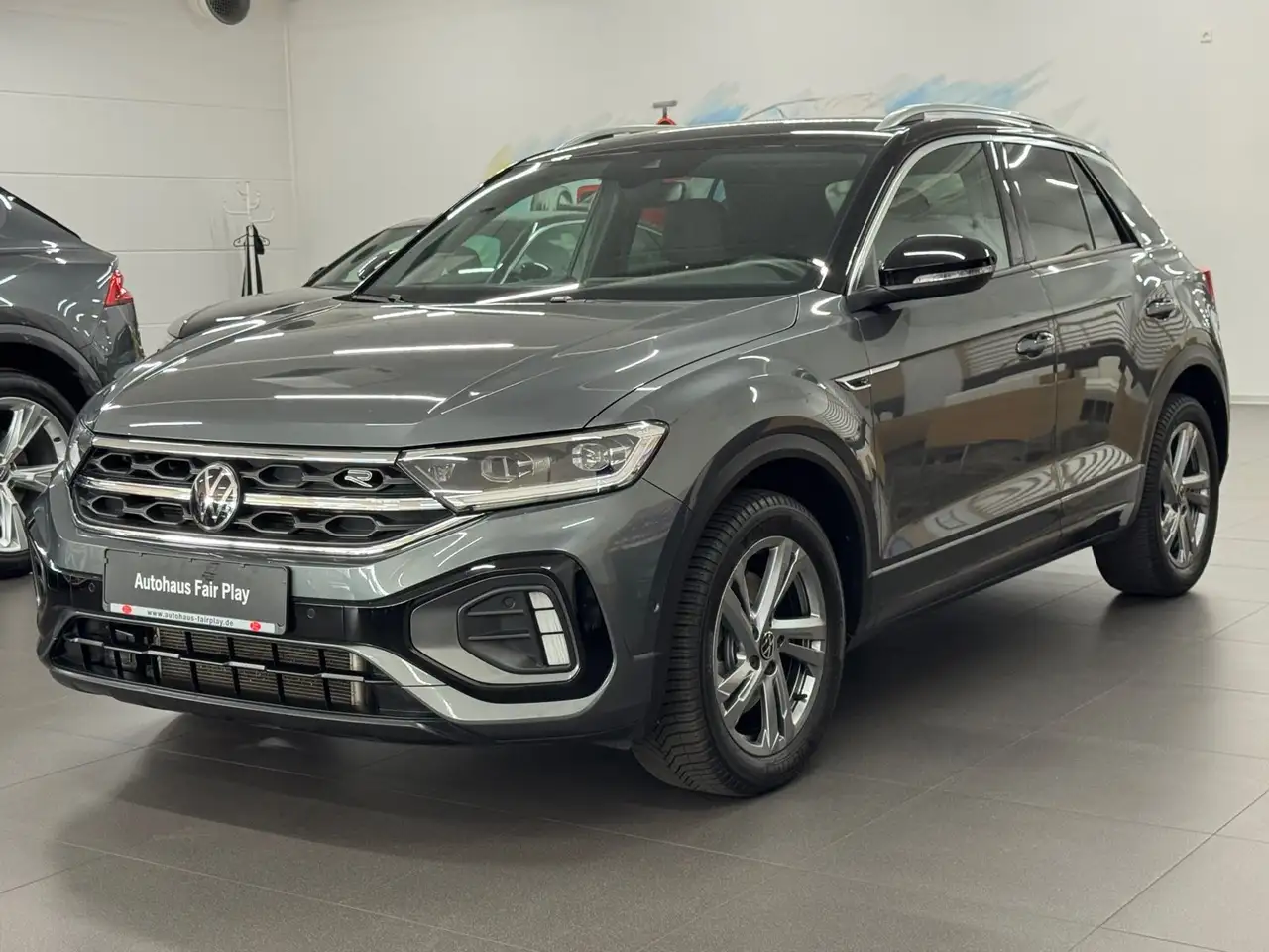 Volkswagen T-Roc R-Line DSG/IQ-LIGHT/CARPLAY/AHK/U-FREI! — photo 1 of 19