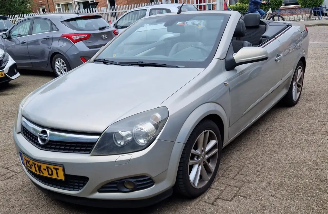 Opel Astra TwinTop 1.8 Cosmo — photo 1 of 6