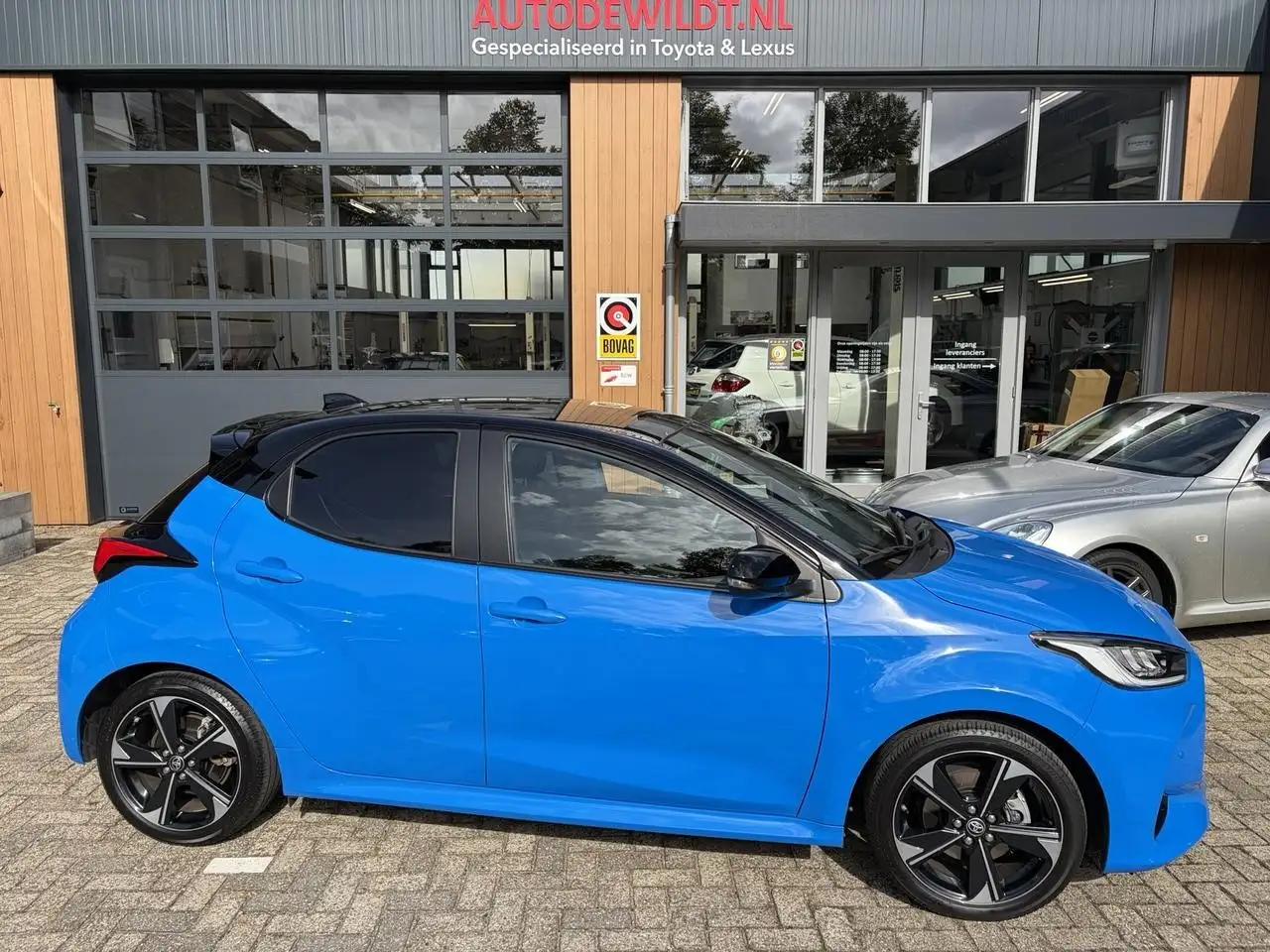 Toyota Yaris Hybrid 130 Launch Edition A/T - HUD|JBL|BSM|KEYLESS|17 INCH — photo 1 of 39