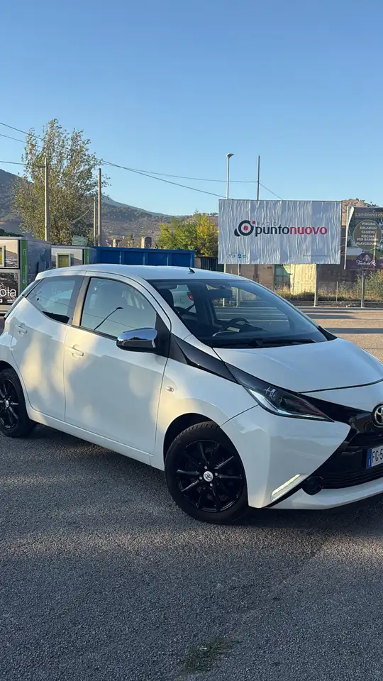 Toyota Yaris 5p 1.0 — photo 1 of 9