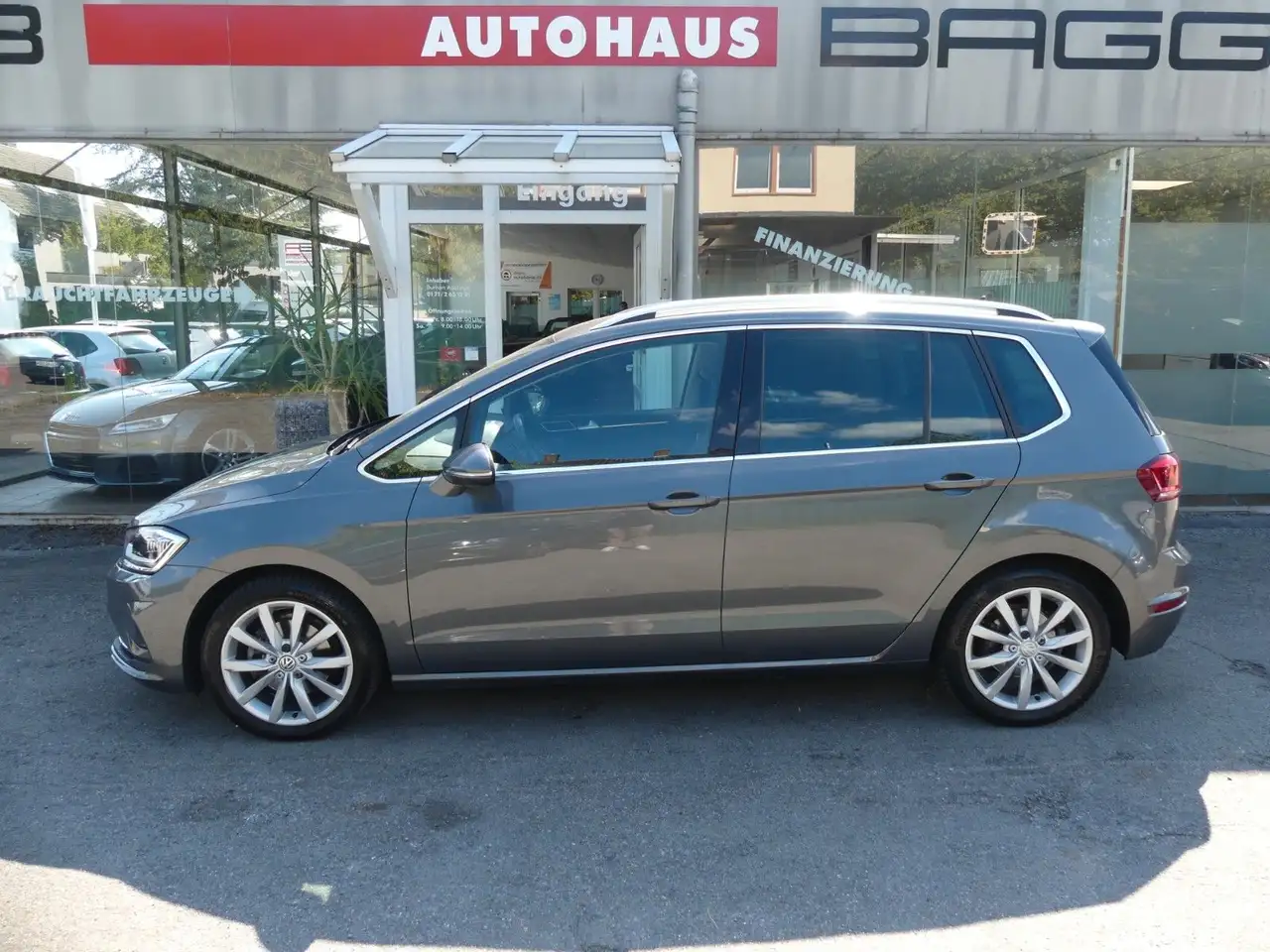 Volkswagen Golf Sportsvan VII Highline — photo 1 of 17
