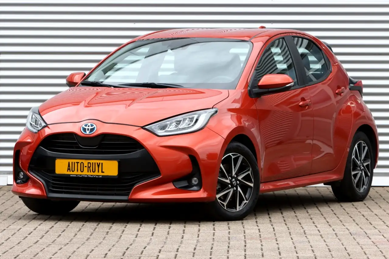 Toyota Yaris 1.5 Hybrid Dynamic — photo 1 of 26