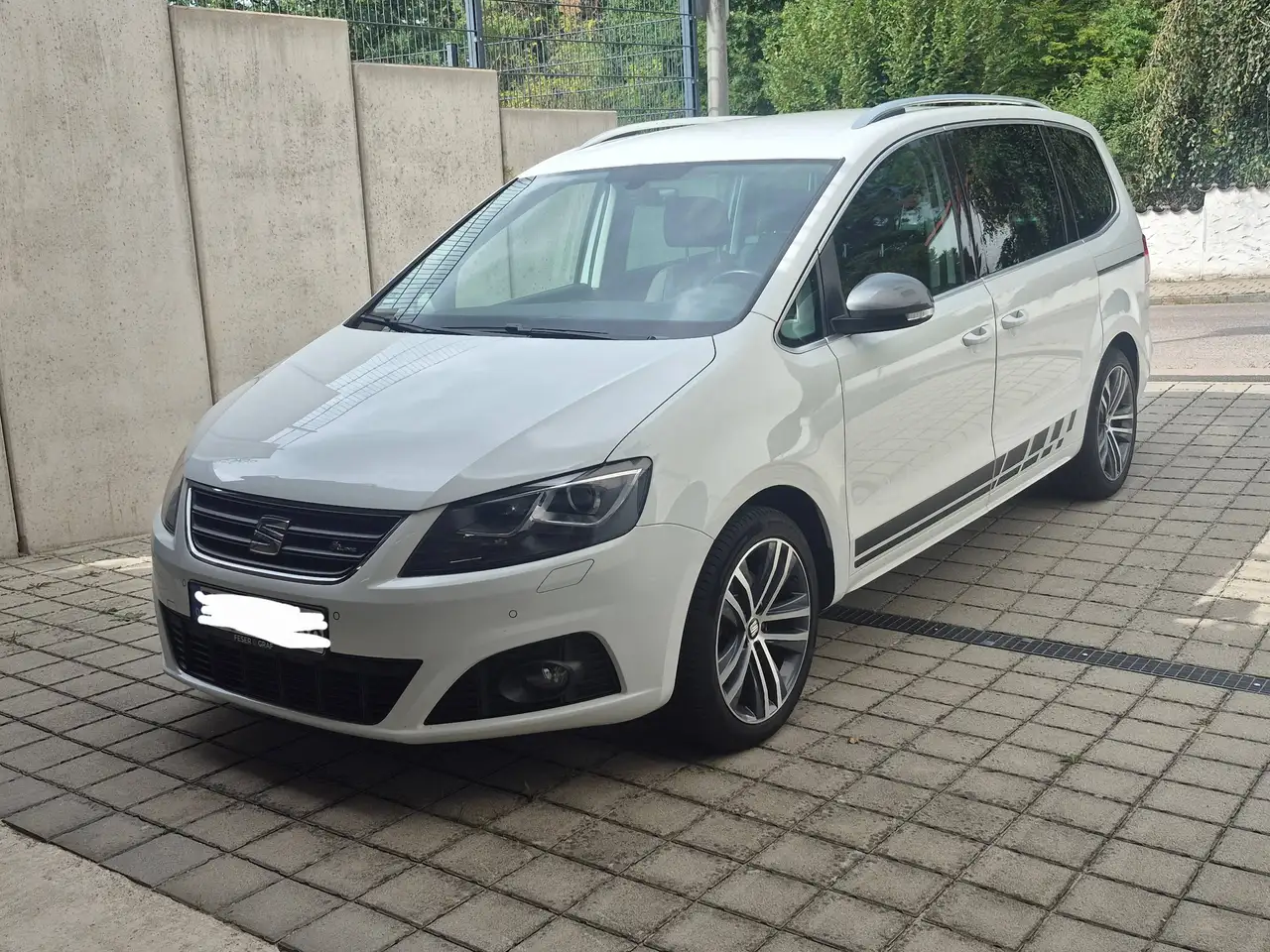 SEAT Alhambra Alhambra 2.0 TDI Start — photo 1 of 19