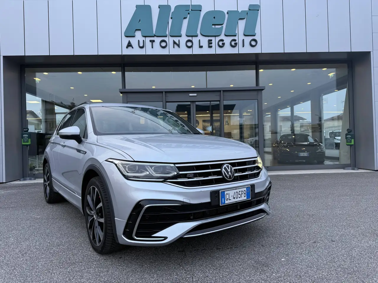 Volkswagen Tiguan Tiguan 2.0 tdi R-Line 150cv dsg e6d '20 Camera iva — photo 1 of 15