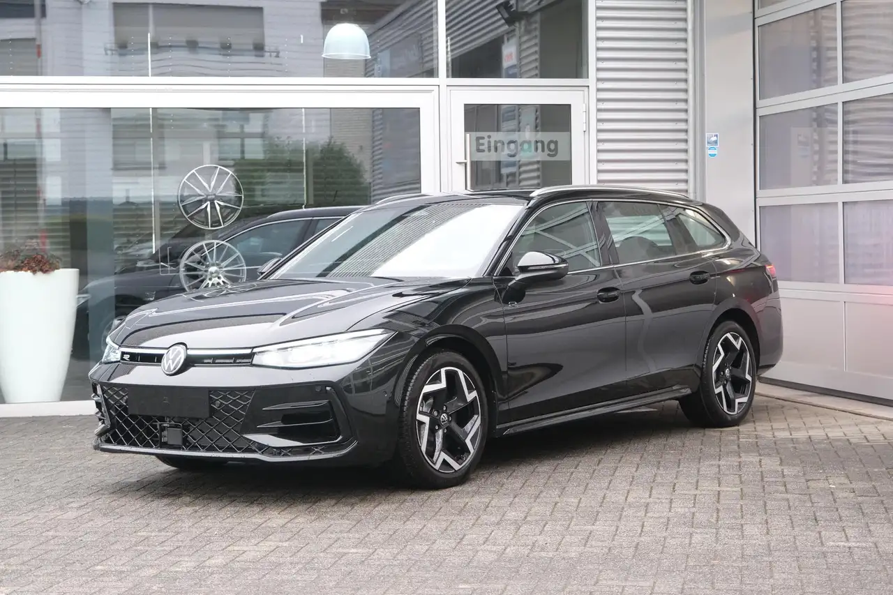 Volkswagen Passat Variant Var. 2.0 TDI DSG 4M R-Line Matrix AHK Navi Pro ... — photo 1 of 40