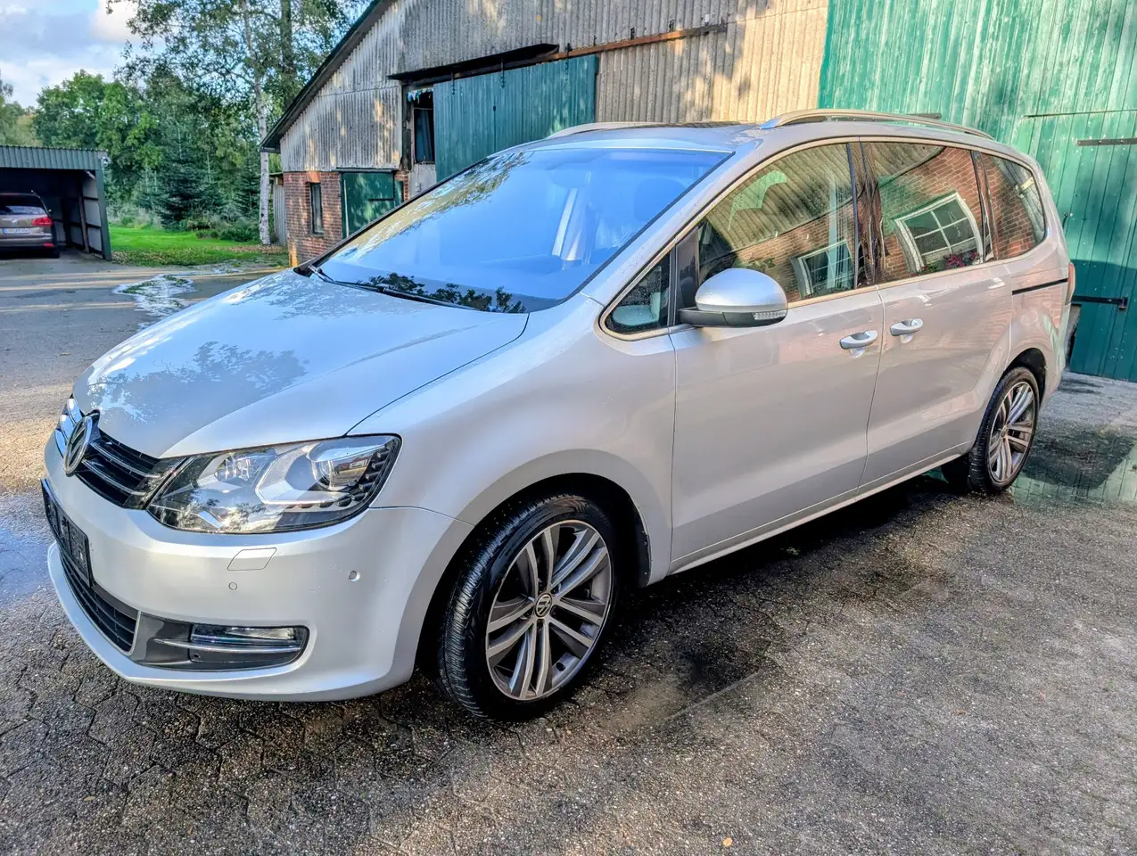 Volkswagen Sharan 2.0 TDI DSG (BlueMotion Technology) Highline — photo 1 of 20