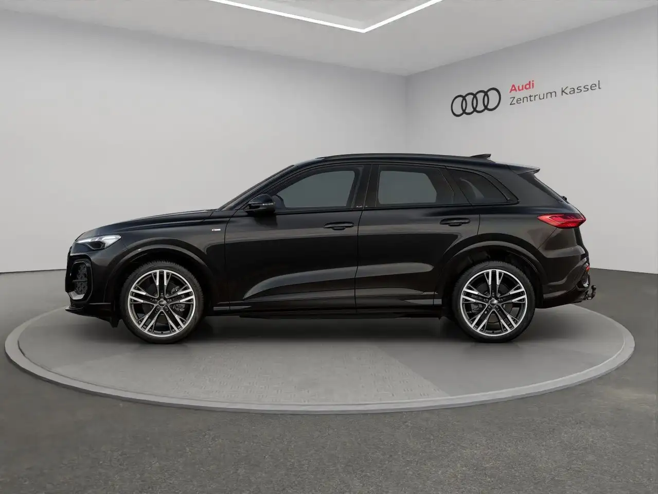2026 Audi Q5 SUV TDI qu. S-line Pano AHK HuD Tech B&O 360°, photograph 3