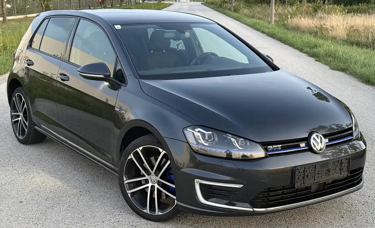 Volkswagen Golf GTE 1.4 PHEV — photo 1 of 12