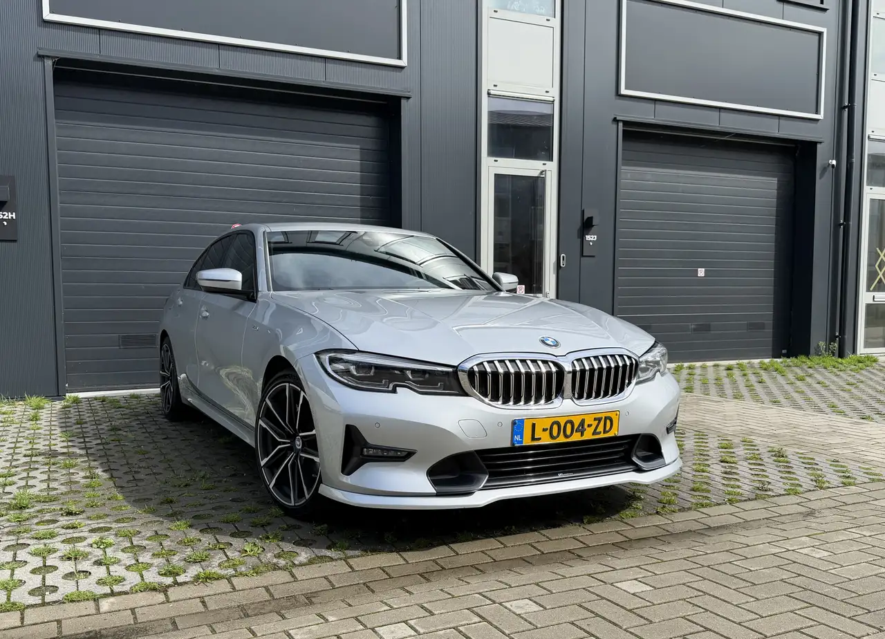 BMW 318 Sport Line | 19" 797M | Camera | Carplay | Schadevrij | 2e eigenaar | NL-auto — photo 1 of 20
