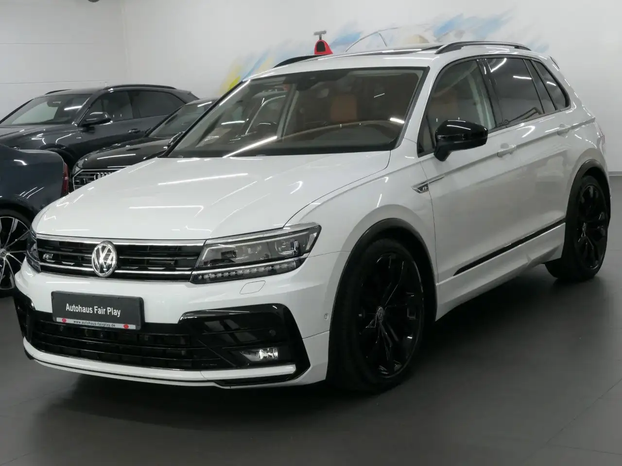 Volkswagen Tiguan R-Line 2.0 TSI 4Mot AHK/PANO/DYNAUDIO/HUD — photo 1 of 20