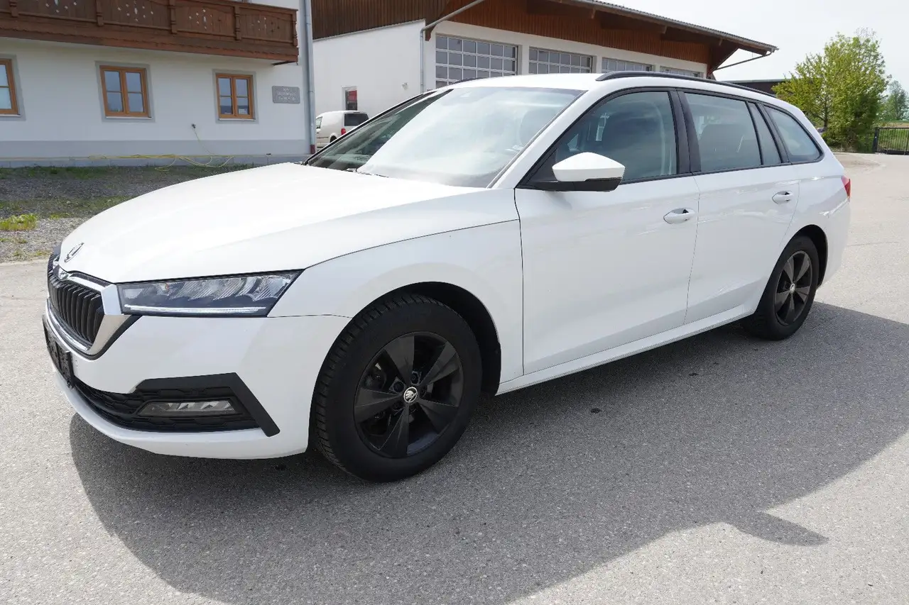 Skoda Octavia Combi Ambition DSG NAV ACC LED 8fach Alu — photo 1 of 15