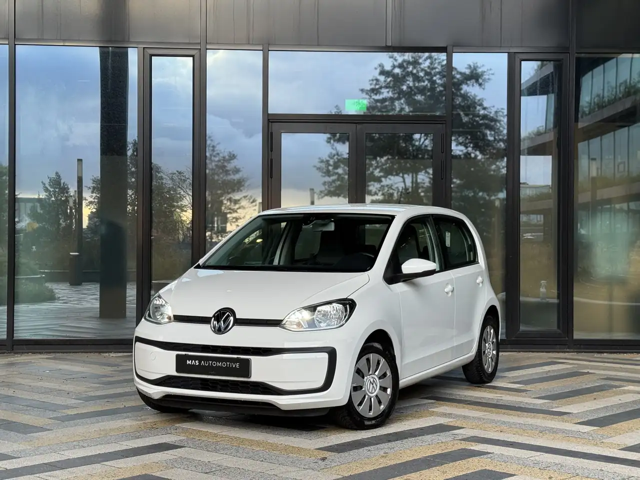 Volkswagen up! Volkswagen up! 1.0 |Airco |5-DRS |2016 |Bluetooth — photo 1 of 19