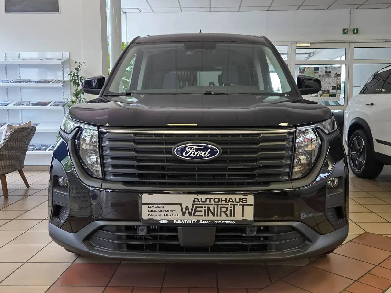Ford Tourneo Courier Titanium — photo 1 of 6