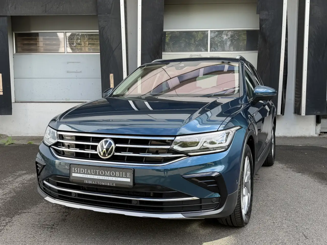 Volkswagen Tiguan Elegance LED ACC Virtual-Cockpit Kamera — photo 1 of 39