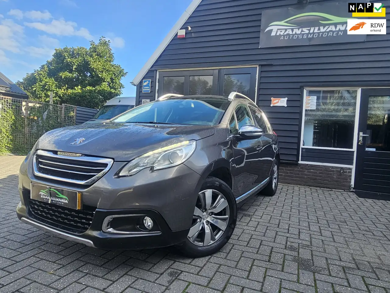 Peugeot 2008 1.2 VTi Allure — photo 1 of 20