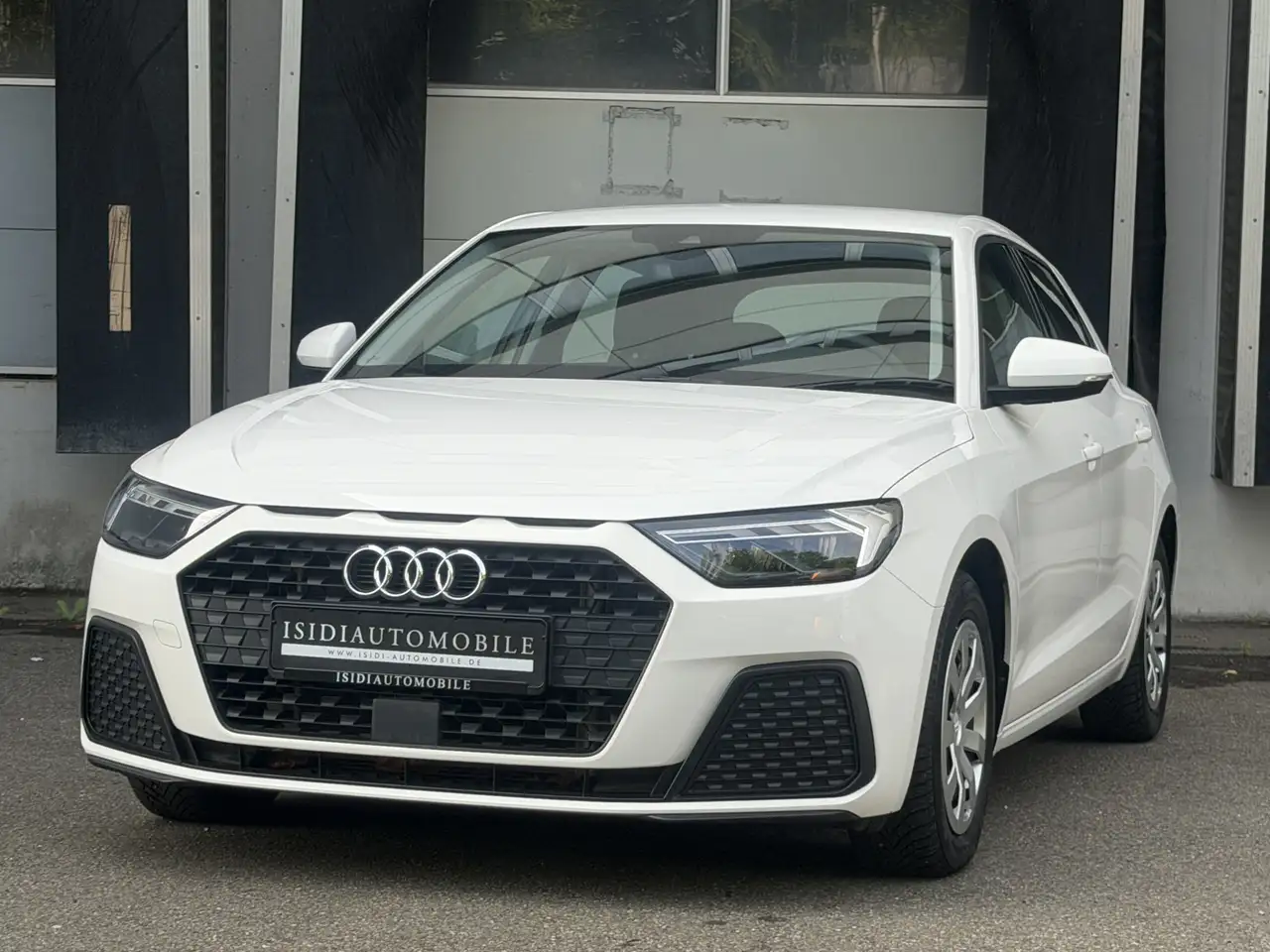 Audi A1 30 TFSI Sportback LED VirtualCockpit PDC — photo 1 of 38