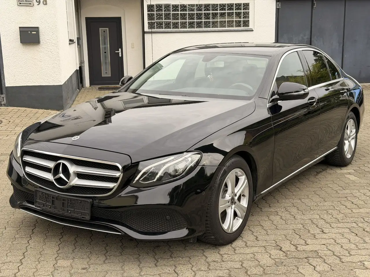 Mercedes-Benz E 220 d Mietwagen mit Taxameter — photo 1 of 14