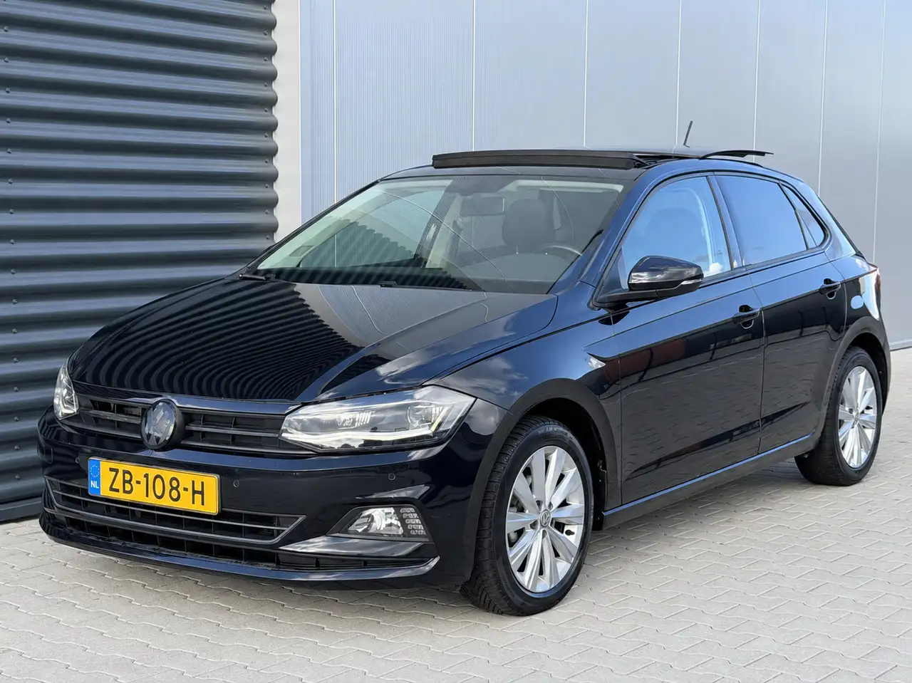 Volkswagen Polo 1.0 TSI - Highline - Pano - Navi - PDC — photo 1 of 23