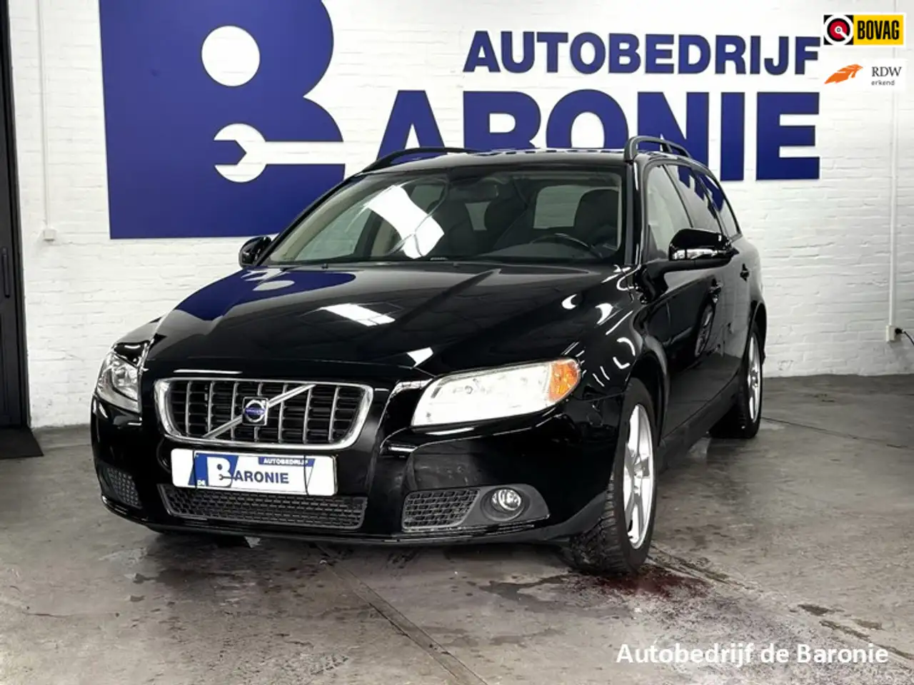 Volvo V70 2.5T Kinetic, automaat — photo 1 of 38