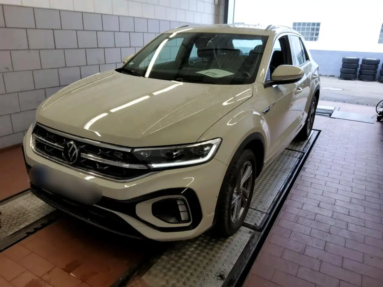 Volkswagen T-Roc R-Line 1.5 TSI DSG - LED Plus SHZ Navi ACC CarPlay — photo 1 of 4