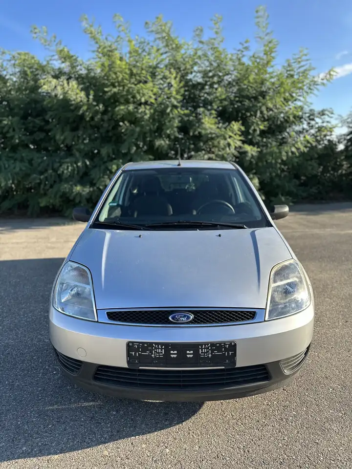 Ford Fiesta 1.3 — photo 1 of 11