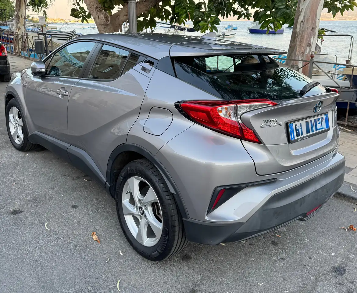 Toyota C-HR C-HR 2018 1.8h Active — photo 1 of 15