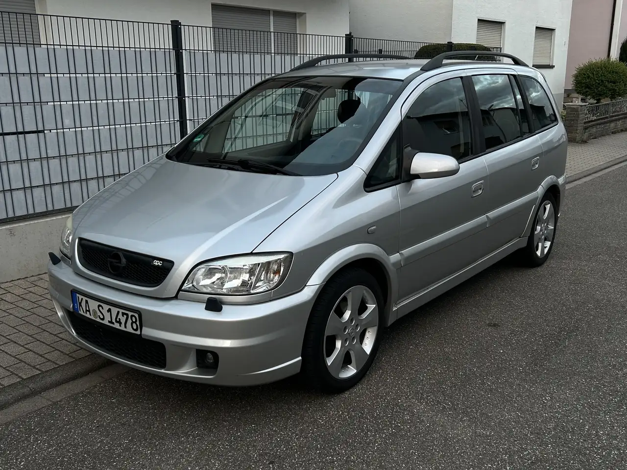 Opel Zafira 1.8 125PS 7 Sitzer — photo 1 of 16
