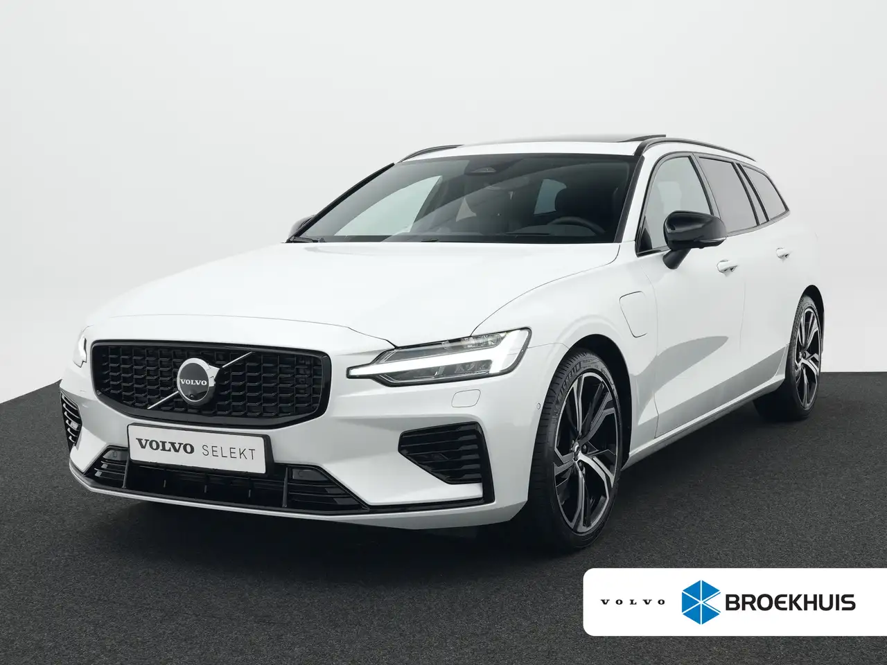 Volvo V60 T6 Recharge AWD Ultra Dark | 360° Camera | Bowers — photo 1 of 40