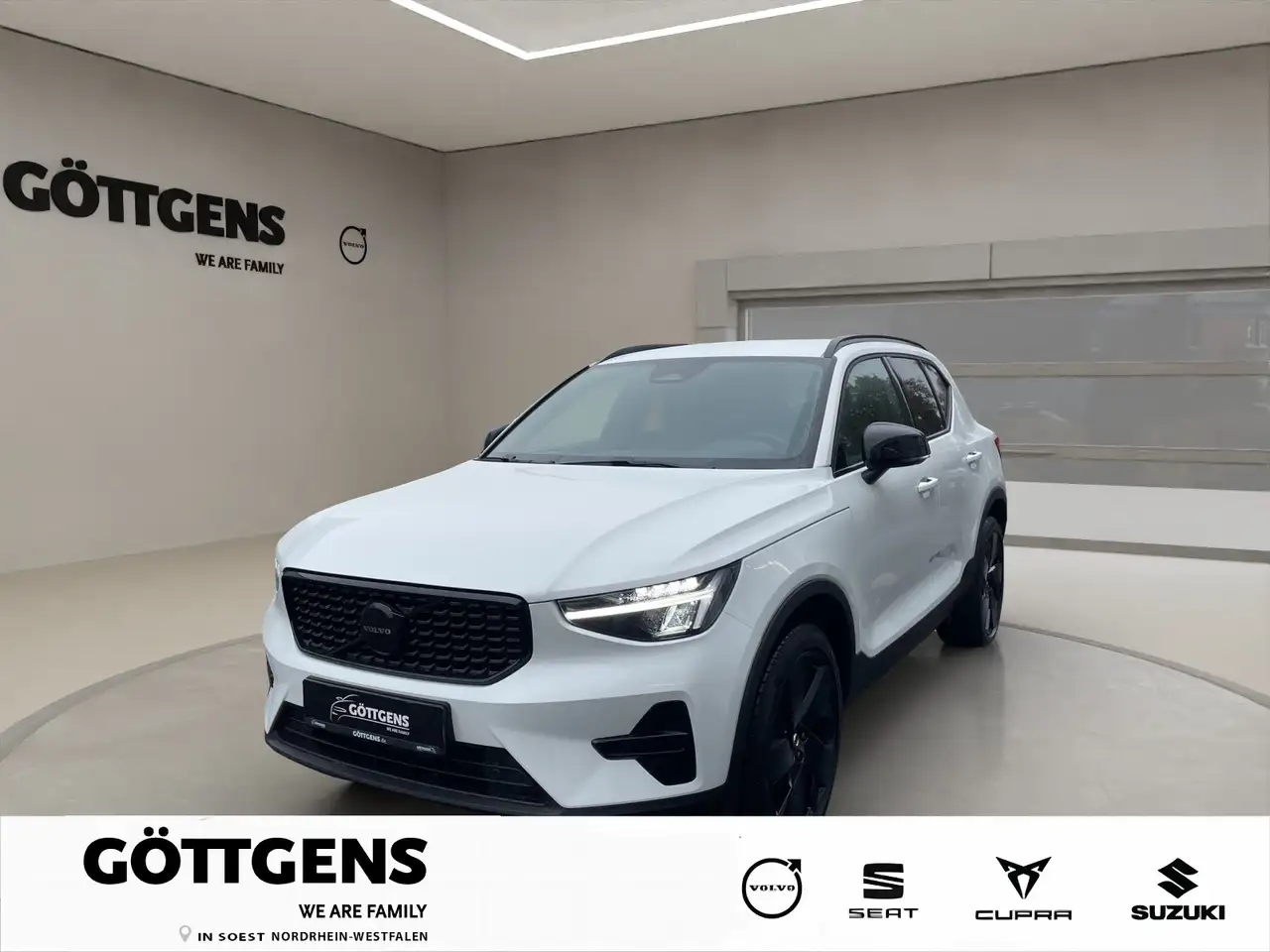 Volvo XC40 B3 Plus Black Edition NAVI LED 20LM — photo 1 of 15
