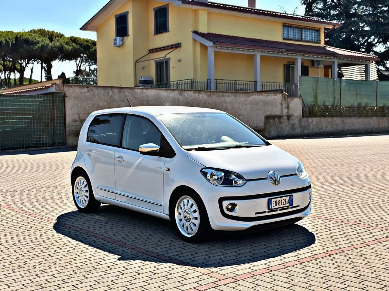 Volkswagen up! 5p 1.0 High 75cv — photo 1 of 8