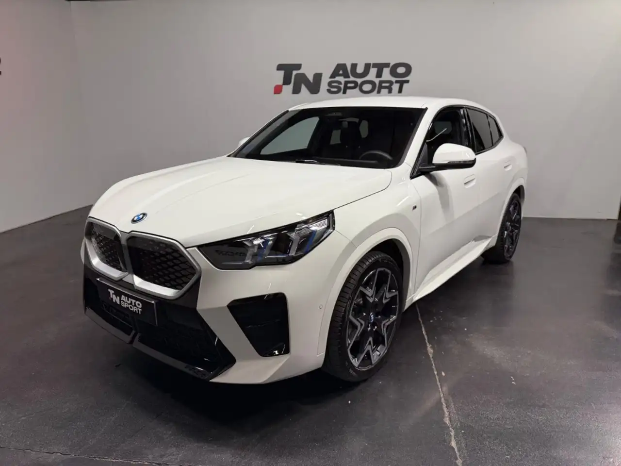 BMW iX2 eDrive20A — photo 1 of 33