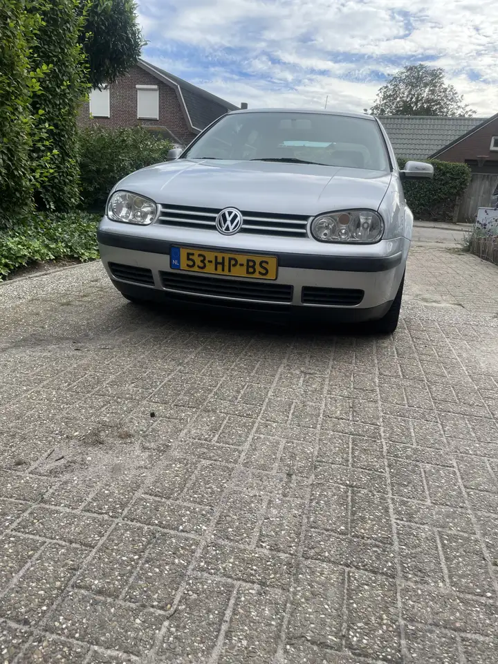 Volkswagen Golf 1.6-16V Trendline — photo 1 of 11