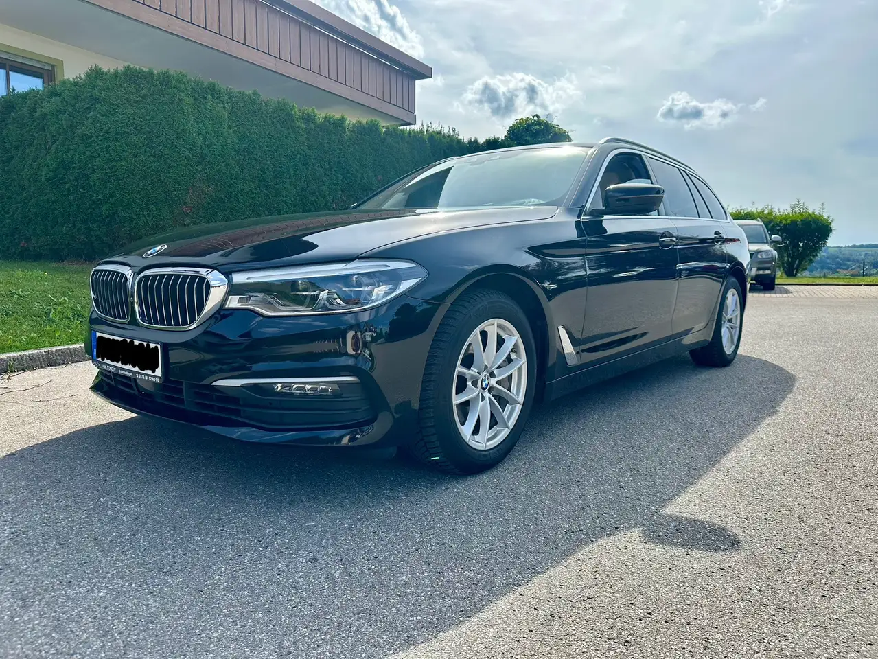 BMW 540 540i xDrive Touring Aut. Luxury Line — photo 1 of 10