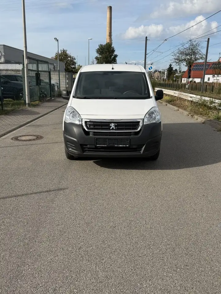 Peugeot Partner Elektro — photo 1 of 10