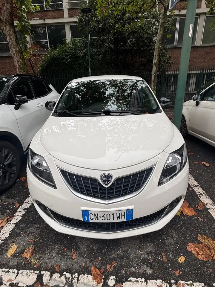 Lancia Ypsilon Ypsilon III 20211.0 firefly hybrid Gold Plus s — photo 1 of 5