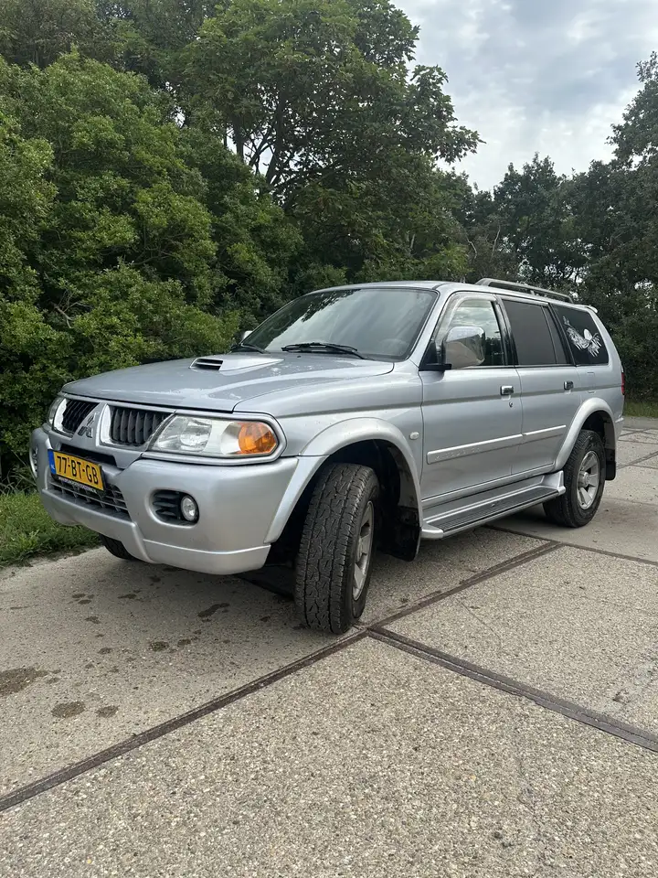 Mitsubishi Pajero Sport 2.5 TD GLS — photo 1 of 15