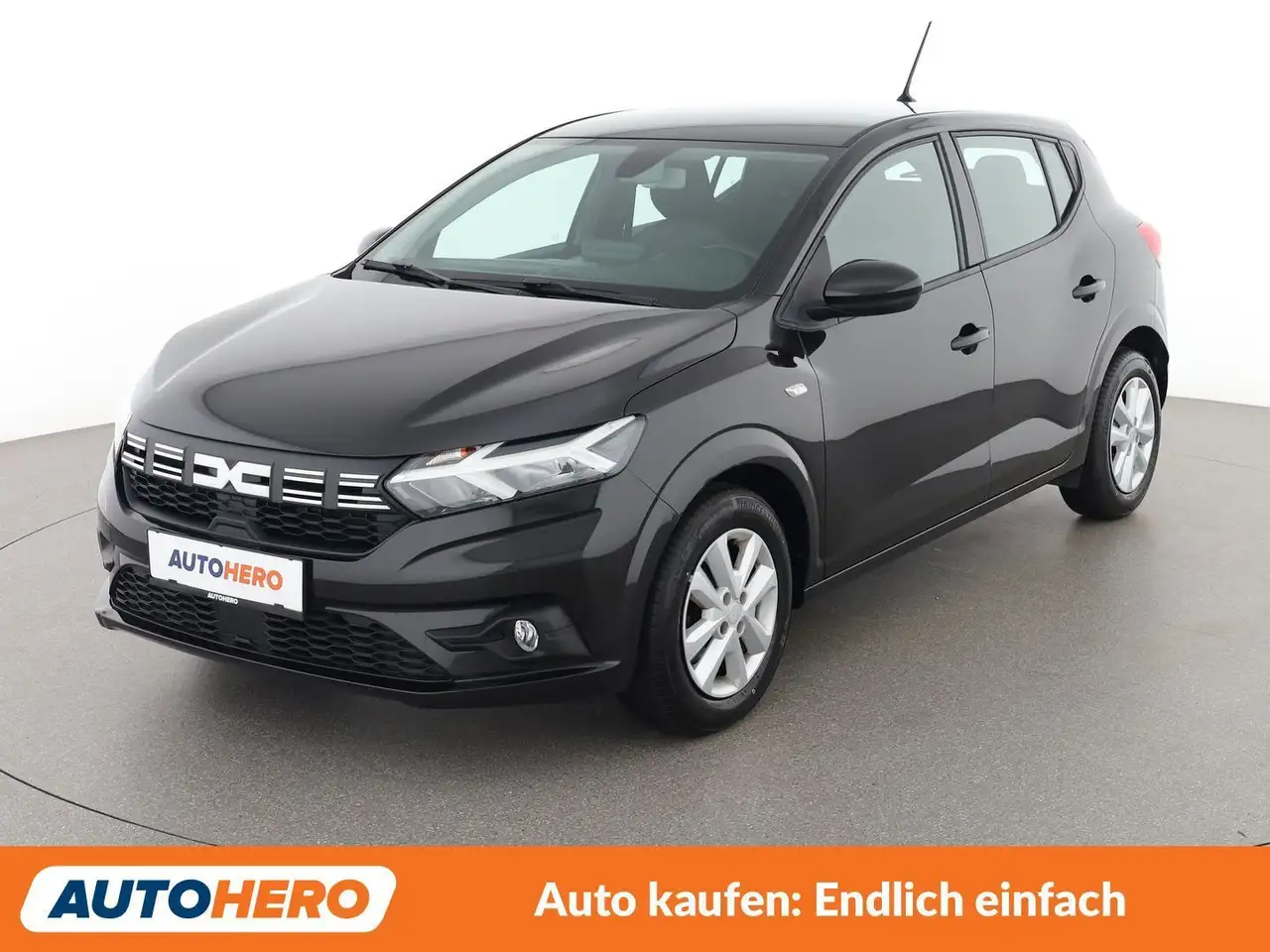 Dacia Sandero 1.0 SCe Expression — photo 1 of 26