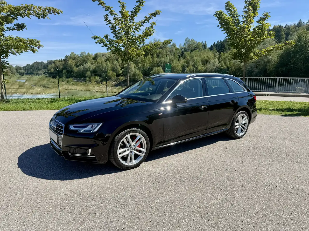 Audi A4 Avant 2,0 TDI Sport S-tronic — photo 1 of 20